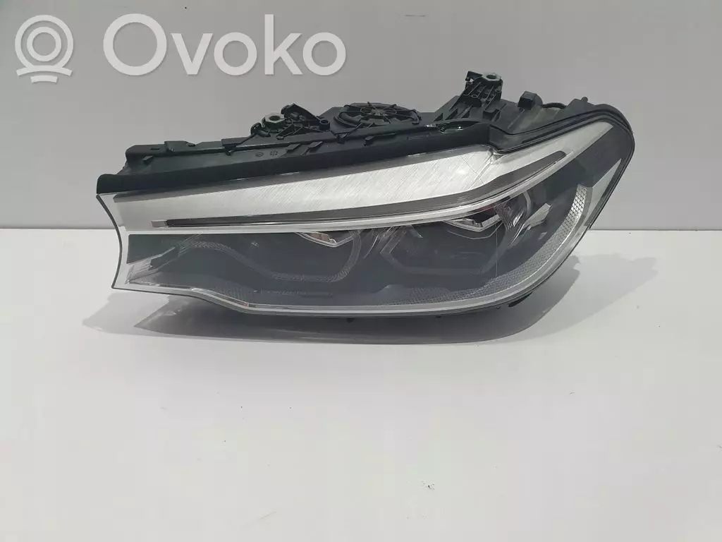 BMW 5 G30 G31 G38 2016 Lampa przednia 8499121-01