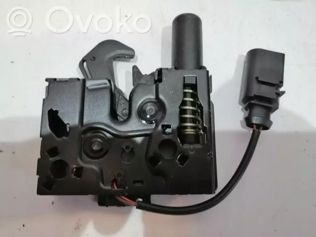 Volkswagen T-Cross 2018 Zaczep bagażnika 8S0823509B