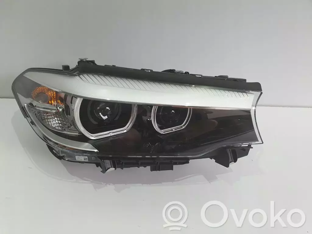 BMW 5 G30 G31 G38 2016 Lampa przednia 8499112-04