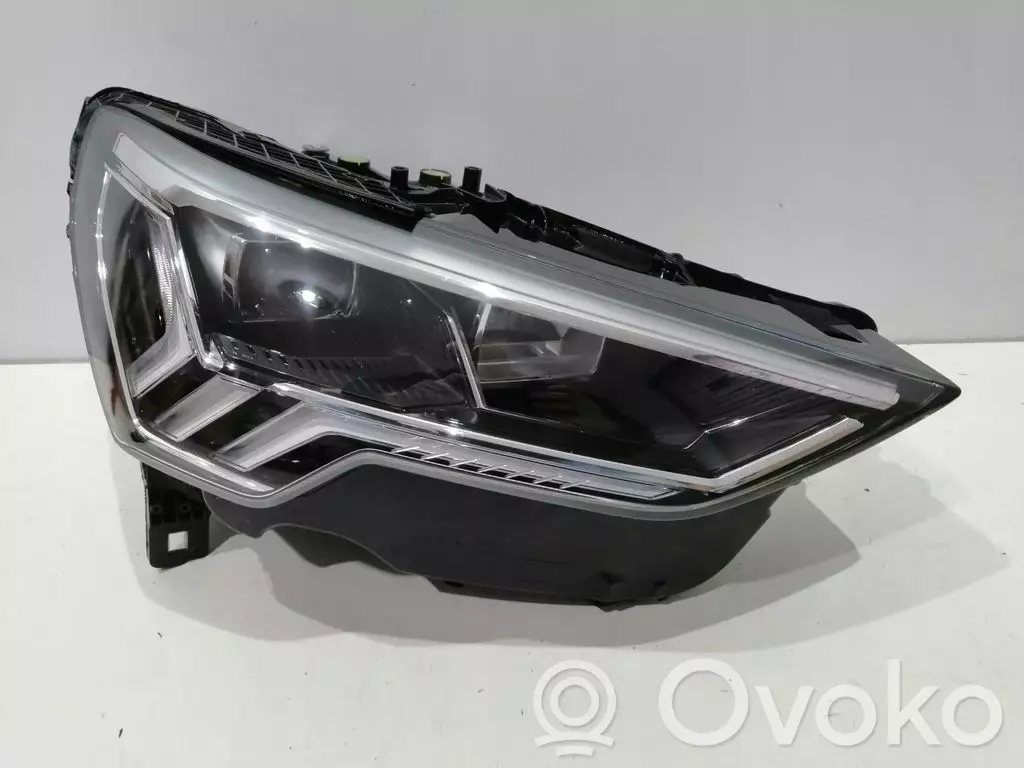 Audi Q3 F3 2017 Lampa przednia 83A941034
