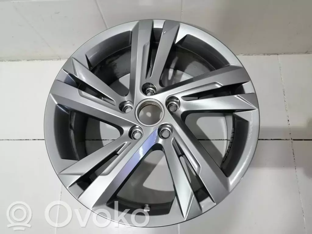 Volkswagen Golf VIII 2022 Felgi aluminiowe R17 5H0601025AF