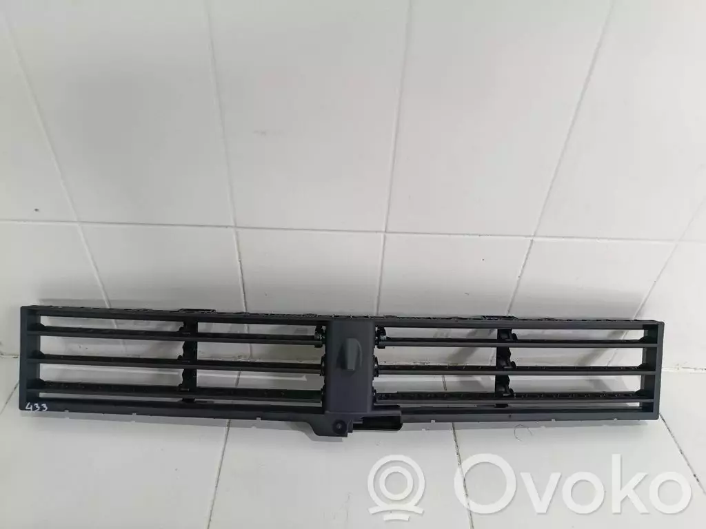BMW 1 F70 2024 Wlot / Kanał powietrza intercoolera 5B4C881