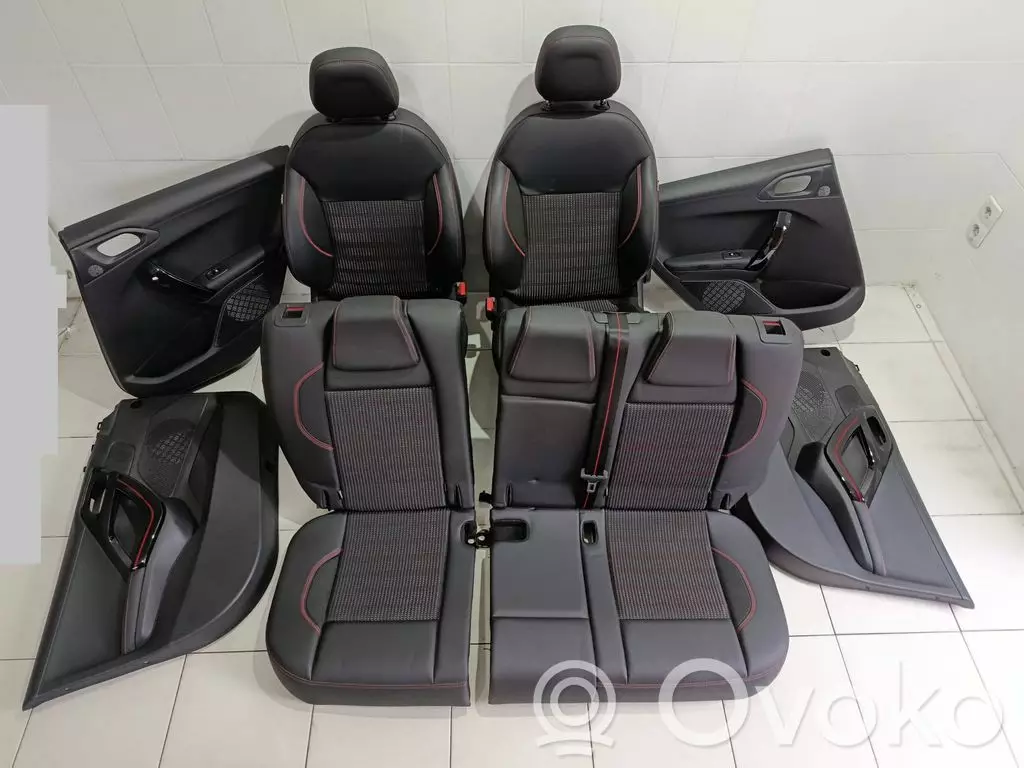 Peugeot 2008 I 2018 Fotele / Kanapa / Boczki / Komplet